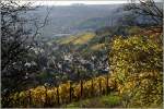 Stuttgarter Landschaft im Herbst: im Vordergrund im Tal liegt der Stuttgarter Weinbauort Uhlbach, daran anschließend mit den Industrieanlagen im Neckartal erkennt man Teile von Obertürkheim.