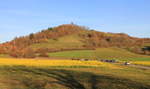 Der Einkorn (511 m ü. NHN) bei Schwäbisch Hall-Hessental im goldenen November am 14.11.2020. Der Einkorn ist Teil der nördlichen Limpurger Berge. Bei schönem Wetter ist dieser Berg, wie unschwer zu erkennen ist, ein beliebtes Ausflugsziel. 