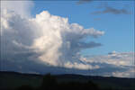Wolkenbilder des Tiefs 'Bernd' -    Wie das Maul eines gefährlichen Tieres erscheint die rechte Seite der Quellwolke über Buocher Höhe.