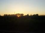 Die Sonne geht ber Wiesental unter, 06.08.07. Zu Erkennen ist auerdem die Kirche der Gemeinde Wiesental.