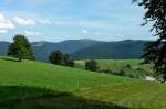 Blick vom Schauinsland zum 1492m hohen Feldberg, dem Hchsten im Schwarzwald, Aug.2012