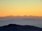 Teleblick vom Hochblauen (1165m) beim Abendlicht nach Sden ber die letzten Schwarzwaldberge im Vordergrund, dahinter die Berge der Schweizer Jura und am Horizont die Alpen mit dem Berner Oberland, Dez.2016