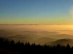 Blick vom Hochblauen (1165m) ber die Auslufer des Sdschwarzwaldes im Vordergrund und die nebelgefllte Oberrheinebene zur Schweizer Jura, links am Horizont die Alpenkette, Dez.2016