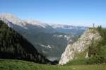 Gipfelkreuz unterhalb vom Jenner ( Berchtesgaden ). Im Hintergrund der Watzmann und im Tal liegt bereits ein Dunstschleier ber dem Knigsee. 4.Sept.11