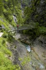 Almbachklamm im Berchtesgadener Land - Auf 29 kleinen Brücken überquert man den rauschenden Bach, passiert den 114 Meter hohen Sulzerwasserfall, schaut hinunter ins glasklare Wasser, in die tief grünen Gumpen, in denen sich Forellen tummeln. Aufnahme: Juli 2008.
