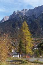 Blick ber Mittenwald zum Karwendel im goldenen Oktober 2005.