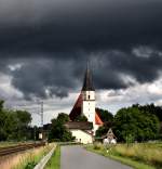 Imposante Regenwolken am 19.06.2011 ber der Kirche in Hausbach.