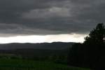 Ein starkes Gewitter mit Blitz, Donner und Hagel zieht in den Bayerischen Wald.