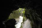 Partnachklamm bei Garmisch-Partenkirchen. Nachdem 1991 ein Felssturz Teile des Weges verschüttete, wurde ein 108 Meter langer Tunnel, durch den man die gefährdete Zone umgeht, in den Fels gesprengt. Aufnahme: Juli 2008.