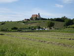 Ausblick auf die Wallf. Kirche Maria im Weingarten in den Weinbergen des mainfränkischen Weinanbaugebiets auf dem Volkacher Kirchberg (28.05.2017)