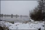 Einige wenige Eisschollen treiben auf der Oder, dem Grenzfluss zwischen Deutschland und Polen. Aufgenommen bei einem Spaziergang, trbes und diesiges Wetter trugen zu der traurigen Stimmung bei (b. Eisenhttenstadt, 24.12.2009)