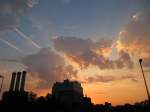 Im August 2009 geht die Sonne auf ber dem  abgerstetem  Heizkraftwerk Berlin-Charlottenburg.