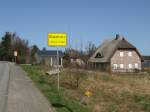 Dies ist nicht das einzige Haus von Buschvitz,mehrere Einfamilienhuser liegen an der Dorfstrae entlang.Aufnahme vom 10.April 2011.