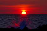 Khlungsborner Sonnenuntergang mit  explodierender  Welle an der Mole.