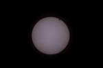 Venus zieht leicht verschleiert an der Sonne vorbei ( Fleck oben rechts). - MESZ 6.33.06 Uhr am 06.06.2012