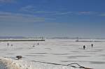 das gibt es nicht jeden Winter und schon garnicht in unseren Regionen - Eisangeln im Hafen der Hansestadt Stralsund am 04.02.2010    
