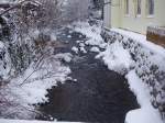 aufgenommen im stadtgebiet von bad harzburg  in der schmiedestrae  das flsschen radau das durch die stadt fliest  im winterlichen flulauf  aufgenommen am 09.01.10