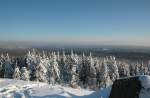 Blick von der Achtermannshhe im Harz (926 m) ber den winterlichen Sdharz; Aufnahme vom Nachmittag des 05.02.2012 von der von Schnee und Eis bedeckten Felskanzel des Achtermanns.