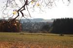  Goldener-Oktober-Tag  in Braunlage: Blick am Morgen des 22.10.2012 von der Alten Harzburger Strae ber das Tal mit Braunlage; Ostharzer Bergreihen ragen aus einem Nebelwolkenmeer.
