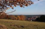 Oktober im Harz: Blick ber den sdlichen Teil von Braunlage bis zu Bergreihen des Ostharzes am Horizont; Aufnahme vom spten Nachmittag des 22.10.2013 von der Alten Harzburger Strae aus...