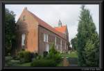 Inmitten des Dorfes Eilsum, auf der hchsten Stelle der Warf steht das weithin sichtbare Gotteshaus der Gemeinde. Zwischen 1240 und 1250 erbaut, handelt es sich um die einzige Chorturmkirche in Ostfriesland - 6.August 2008 -