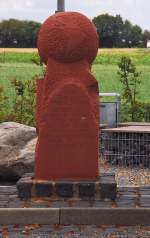 Zum Gedenken an den grossen Sohn der kleinen Stadt Gangelt im Selfkant Gerhard Mercator steht diese Weltkugel aus Stein als Denkmal in einem kleinen Park.