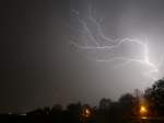 Ein heftiges Gewitter entldt seine Energie ber Grefrath. Das Bild stammt vom 11.04.2009