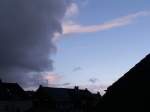 Verrcktes Wetter...ber Grefrath zieht eine mchtige Wolkenwand auf...daneben herrscht noch blauer Himmel.