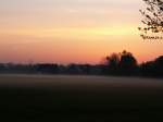 Kurz vor Sonnenaufgang in Grefrath. Es liegt noch Nebel ber den Feldern. Das Foto stammt vom 14.04.2007
