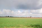Landschaft bei Kapellen/Erft, unweit der  Raketenstation , die zur Museumsinsel Hombroich gehrt, liegen diese Felder ber denen sich Wolkenberge auftrmen und bald abregnen...22.April 2012
