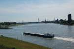 Es ist zwar der Rhein, aber fotografiert in Duisburg-Ruhrort,
dem grten Binnenhafen der Welt. Und Duisburg liegt am westlichen Rand des Ruhrgebietes.