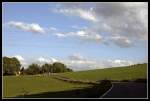 Das Hgelland ist auch bei Motorradfahrern beliebt. Am Abend des 19.06.2009 ziehen Wolken durch das Sauerland....