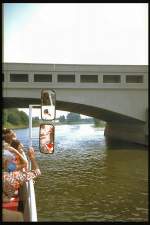Auf der Weser bei Minden. Oben auf der Brcke verluft der Mittellandkanal, Sommer 1993 - digitalisiertes Dia