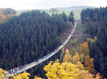Die Hängeseilbrücke Geierlay ist 360m lang und Teil des Saar-Hunsrück-Steiges. In einer Höhe bis zu 100 m überspannt sie den Mörsdorfer Bach, einen Zufluss der Mosel. (25. Oktober 2015)