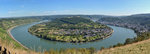 Rheinschleife Boppard. Boppard (rechts im Bild) liegt im Rhein-Hunsrück-Kreis, Filsen (Bildmitte) im Rhein-Lahn-Kreis. Aufgenommen vom Aussichtgspunkt Gedeonseck.  23.08.2016