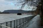 Das Hochwasser des Rhein schwappt am 08.01.2012 ber die Uferpromenade in Linz.