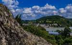 Vom Mittelrhein-Klettersteig in Boppard hat man einen beeindruckenden Ausblick in das schöne Rheintal. Auf der anderen Flussseite, in der größten Schleife des Mittelrheins, befindet sich die Ortsgemeinde Filsen mit der gotischen Kirche St. Margaretha. (16.07.2014)