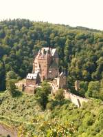 Burg Eltz bei Moselkern.
Mit ihren vielen Trmchen, Erkern und Steildchern sieht sie aus wie eine Mrchenburg. Sie ist nie zerstrt worden und von daher geschichtlich sehr interessant.