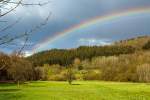 Regenbogen ber dem Hellertal am 24.04.2012 bei Herdorf-Sassenroth. Einfach nur Aprilwetter gerade Sonnenschein und einen Moment spter wieder Regen.