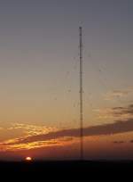 Sonnenuntergang ber dem Saargau...

6 Sendemasten von Europe 1 dem franz. Langwellensender (183 kHz) stehen in Oberfelsberg. Hier einer der Notmaste (Hhe 234 Meter) im Sonnenuntergang.
12.09.2009 - Dort wo die Sonne gerade verschwindet liegt Thionville in Lothringen und rechts davon am Horizont liegt die Grenze zu Luxemburg.