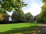 Das Foto zeigt den herbstlichen Kreuzgarten von Saarbrcken Ensheim.