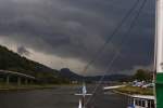 Durchzug einer Gewitterfront am 30.08.2012 ber dem Elbtal bei Bad Schandau, Bild 3: Und jetzt ist das Monster da! Mit gewaltiger Benwalze und Turbulenzen, welche ein Foto kaum wiedergeben kann! Das