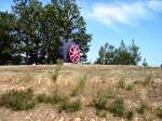 In Erinnerung an den Tagebau steht ein Schaufelrad eines Baggers am ufer des Olbersdorfer sees, Sommer 2004