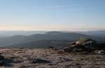 Blick am frhen Morgen des 15.10.2011 vom Gipfelrundweg des Brocken nach Sden ber den Rcken des Knigsberges, den Wurmberg und den Sdharz bis zur Hainleite, den Bleicheroder Bergen, dem Dn und