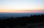 Das nordstliche Harzvorland vor Sonnenaufgang; Blick vom Gipfelrundweg auf dem Brocken am frhen Morgen des 13.08.2012 Richtung Osten. Am Horizont in der Bildmitte kann man schon das Glhen der sich bald ber die Erdoberflche erhebenden Sonne ahnen...