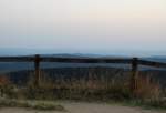 Letztes Abendsonnenlicht auf dem Brocken; Blick am Abend des 19.08.2012 vom Gipfelrundweg Richtung Südwesten über den Königsberg, den Rehberg, den Großen Knollen und den Südwestharz; deutlich ist am Horizont links von der Mitte der mächtige Basalttafelberg des ca. 85 km entfernten Hohen Meißner in Hessen zu erkennen.