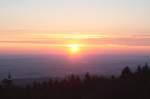 Sonnenaufgang auf dem Brocken; die Sonne hat sich in der Ferne über die Landfläche gehoben. Blick am frühen Morgen des 13.08.2012 vom Gipfelrundweg Richtung Osten über Wernigerode und das nordöstliche Harzvorland.