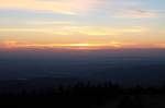 Vor Sonnenaufgang auf dem Brocken: die Sonne zeigt sich als zartes Glühen am Horizont über Wernigerode und dem nordöstlichen Harzvorland. Aufnahme vom frühen Morgen des 28.08.2012 von der Treppe des Brockenhauses aus