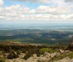 Weite Sicht vom Brocken um die Mittagszeit des 10.06.2012: Blick vom Gipfelrundweg ber den Nordharz und das Harzvorland mit einigen der ca.