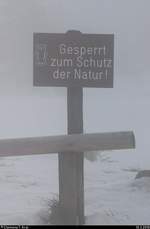  Gesperrt zum Schutz der Natur! 
Diese Schilder sind häufig als Hinweis für BesucherInnen im Nationalpark Harz zu sehen. Aufgenommen auf dem Brocken bei dichtem Nebel. [10.3.2018 | 11:54 Uhr]